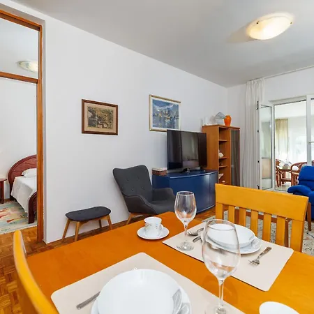 Beachfront Apartman *